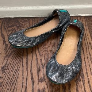 EUC Tieks Drago size 7. No scuffs. Normal wear/tear on soles.